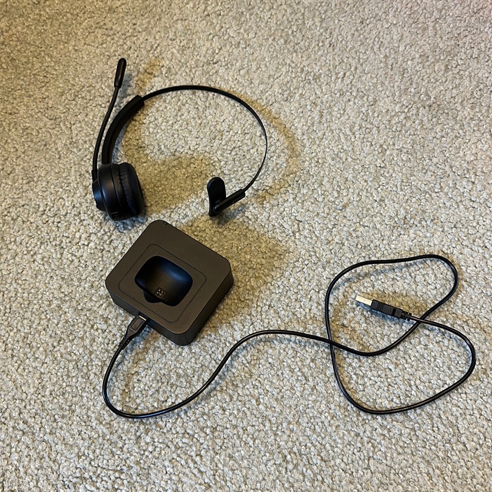 Bluetooth wireless headset with USB charging base